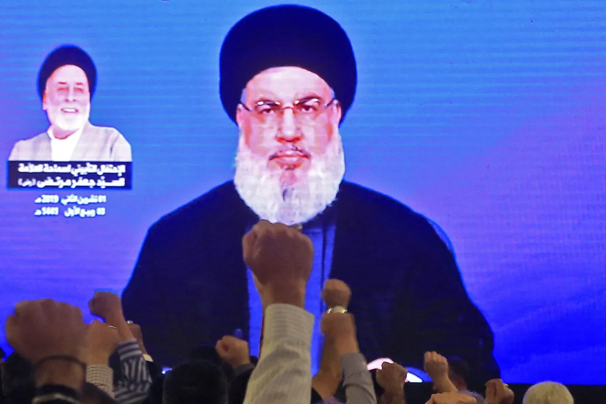 Apoiadores de Hassan Nasrallah, chefe do movimento Hezbollah do Líbano, assistem-no falar através de uma tela gigante em uma mesquita nos subúrbios ao sul da capital libanesa, Beirute, em 1º de novembro de 2019 [AFP via Getty Images]
