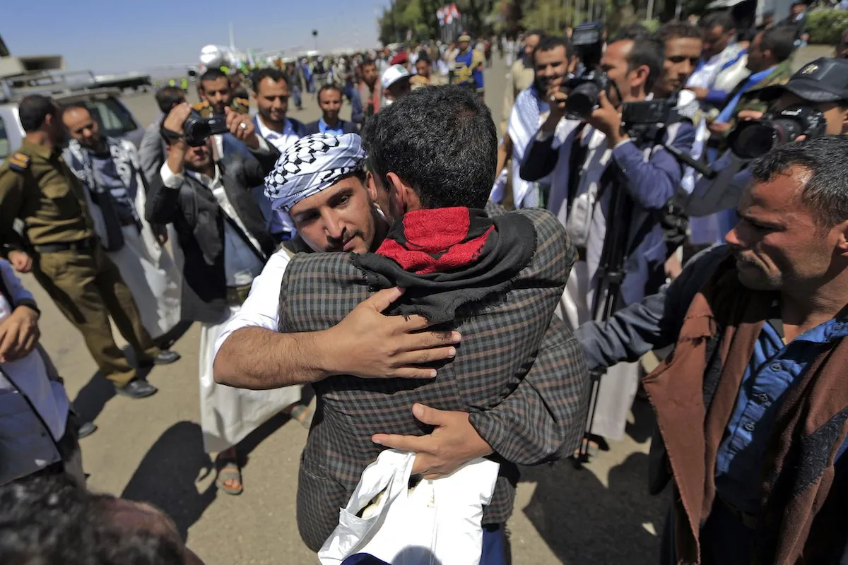 Prisioneiros iemenitas libertados chegam à capital rebelde, Sanaa, em 16 de outubro de 2020 [Mohammed Huwais/AFP via Getty Images]