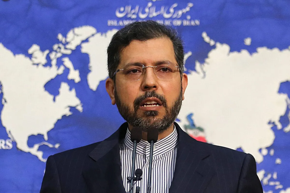 Saeed Khatibzadeh, porta-voz da chancelaria iraniana, durante coletiva de imprensa em Teerã, em 22 de fevereiro de 2021 [Atta Kenare/AFP via Getty Images]

