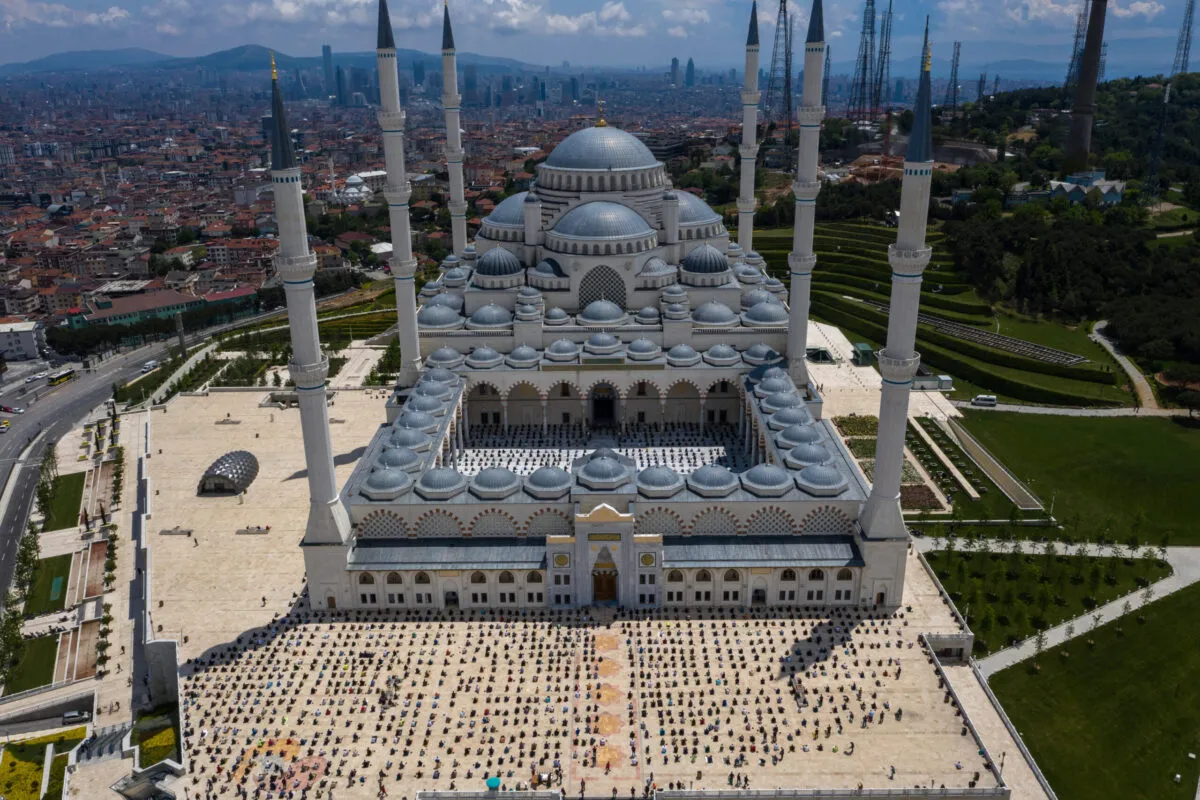 Oração de sexta-feira na Mesquita Camlica, em 29 de maio de 2020, em Istambul, Turquia [Burak Kara/Getty Images]
