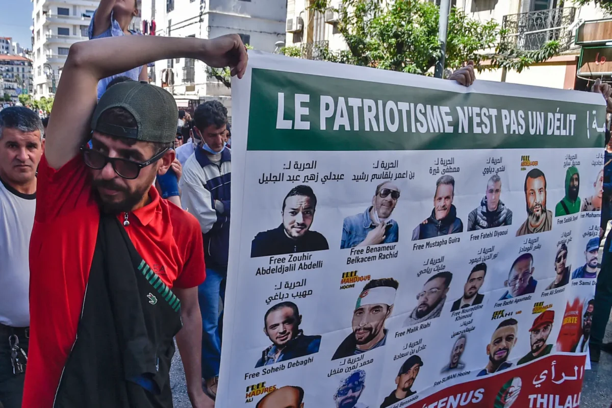 Argelinos protestam contra prisões políticas em nome do estado, na capital Argel, 7 de maio de 2021 [Ryad Kramdi/AFP via Getty Images]