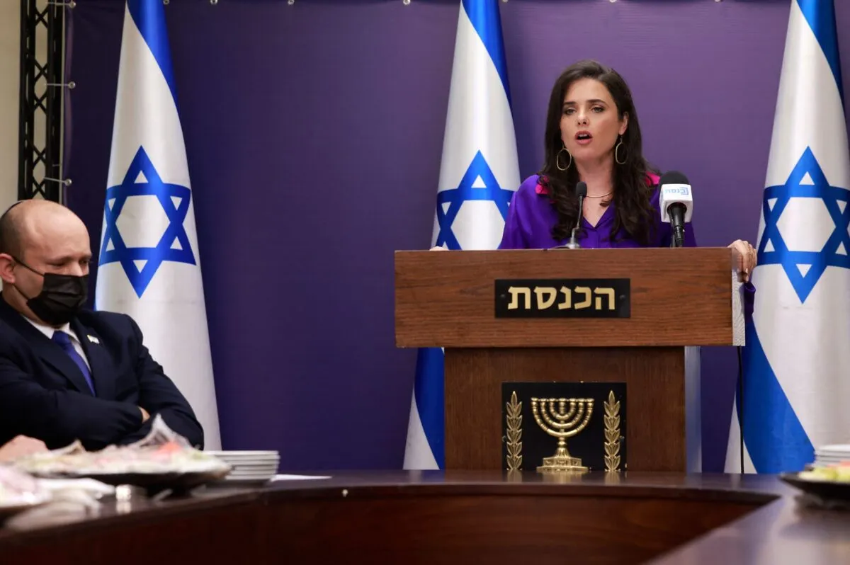 A ministra do Interior israelense, Ayelet Shaked (dir.), faz uma declaração, enquanto o primeiro-ministro, Naftali Bennett, observa o Knesset (Parlamento) em Jerusalém, em 5 de julho de 2021 [Menahem Kahana/AFP via Getty Images]
