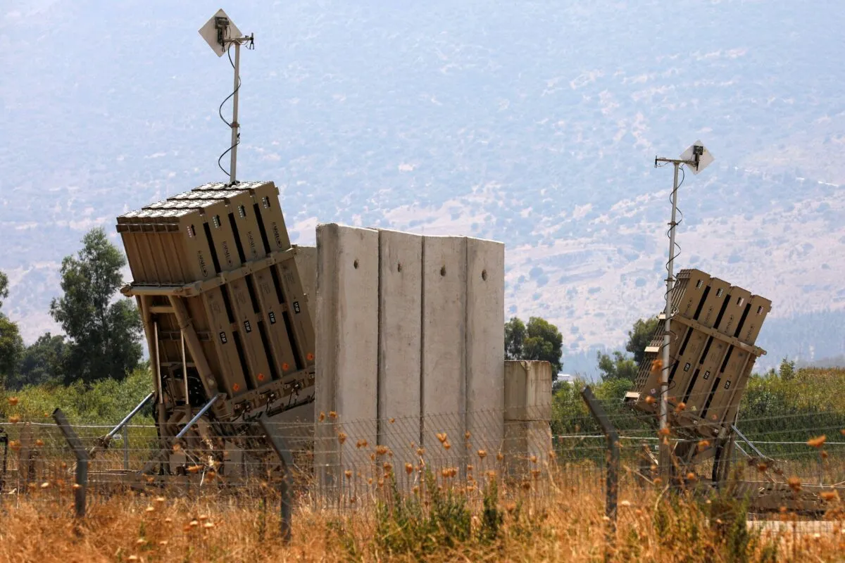 Bateria do sistema de defesa Iron Dome, projetada para interceptar e destruir foguetes de curto alcance e projéteis de artilharia, em 5 de agosto de 2021 [Jalaa Marey/AFP via Getty Images]
