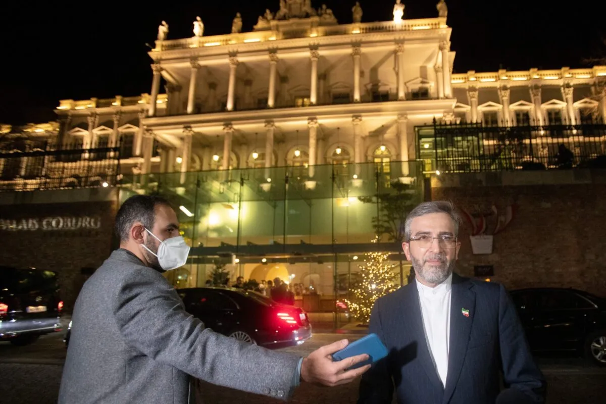 O principal negociador nuclear do Irã, Ali Bagheri Kani, fala à imprensa em frente ao Palais Coburg, local da reunião do Plano de Ação Abrangente Conjunto, que visa reviver o acordo nuclear do Irã, em Viena, em 27 de dezembro de 2021 [Alex Halada/ AFP via Getty Images]
