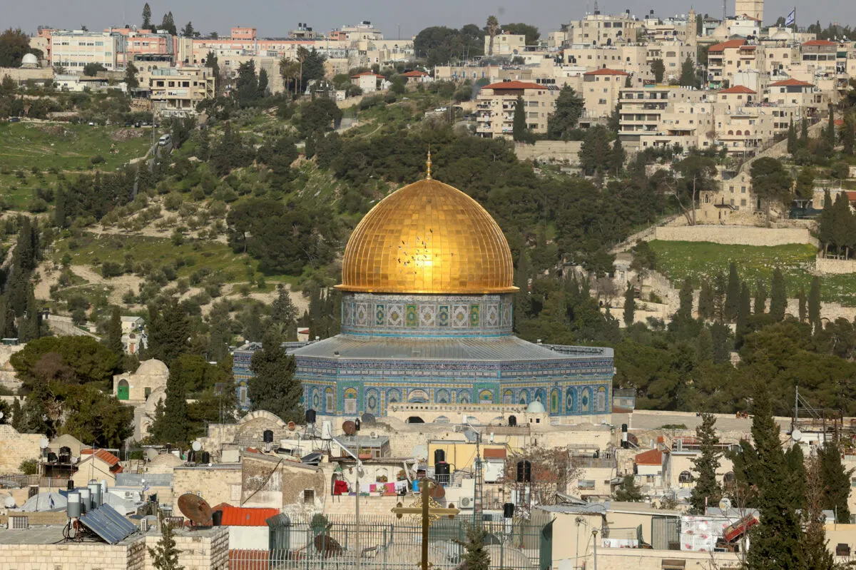 Vista do Hotel Petra, na região do Portão de Jaffa, para o Domo da Rocha, no complexo de Al-Aqsa, na Cidade Velha de Jerusalém, em 19 de março de 2022 [Hazem Bader/AFP via Getty Images]