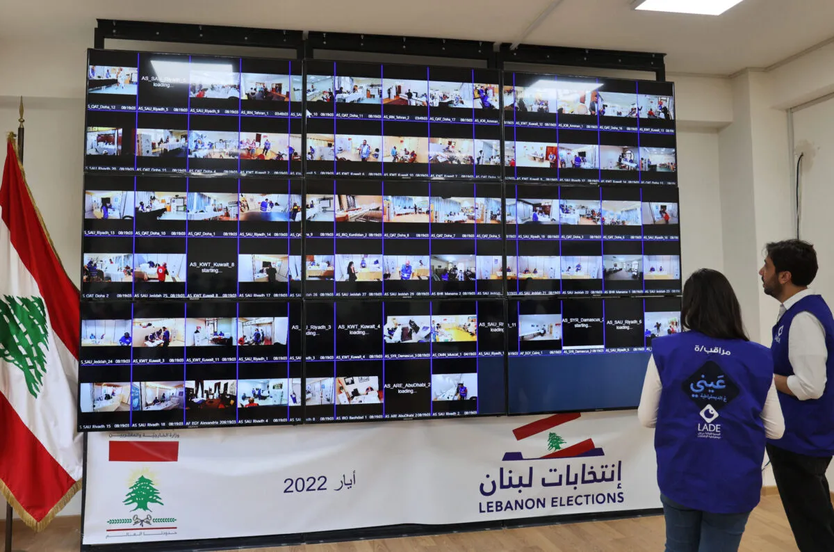 Comitê libanês monitora eleições em Beirute, 6 de maio de 2022 [Anwar Amro/AFP via Getty Images]