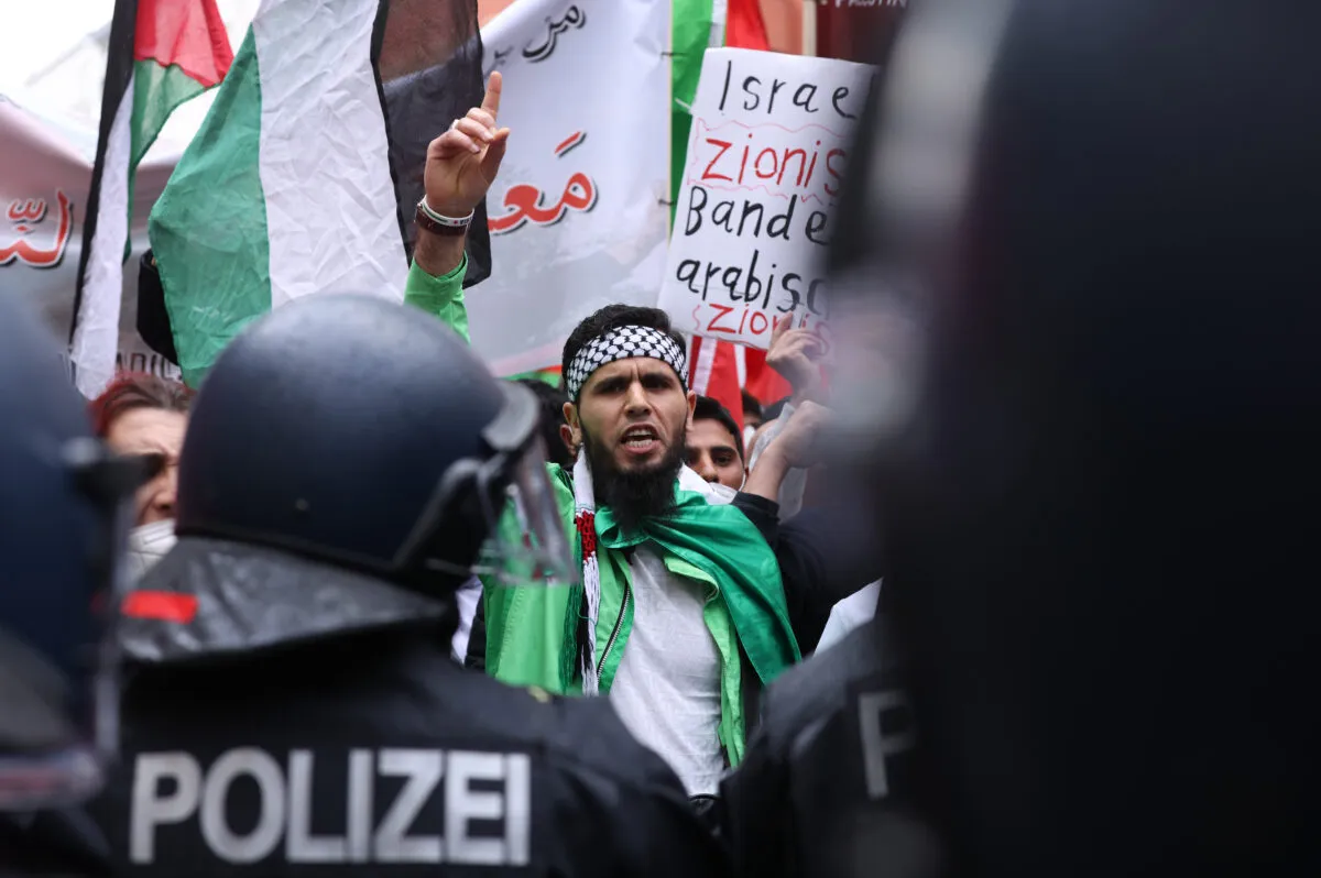 Manifestantes marcham no Dia da Nakba no distrito de Neukoelln para protestar pelos direitos dos palestinos, em 15 de maio de 2021 em Berlim, Alemanha Sean Gallup/Getty Images)
