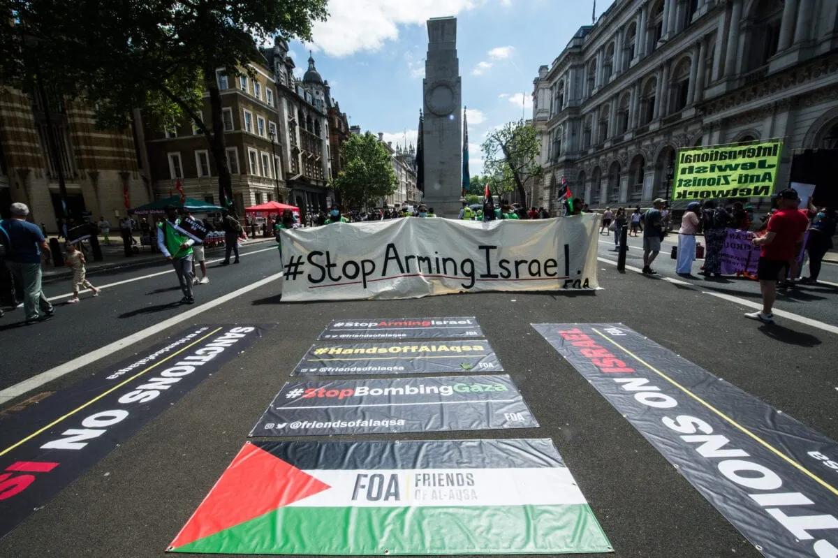 Protesto em frente à sede do governo britânico, em Londres, Inglaterra, 12 de junho de 2021 [Guy Smallman/Getty Images]
