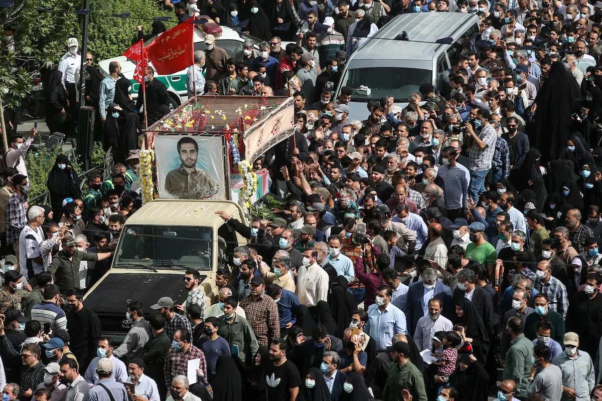 Povo iraniano participa do funeral do coronel Sayad Khodaei da Guarda Revolucionária do Irã, em 24 de maio de 2022 em Teerã, Irã. [Meghdad Madadi ATPImages/Getty Images]
