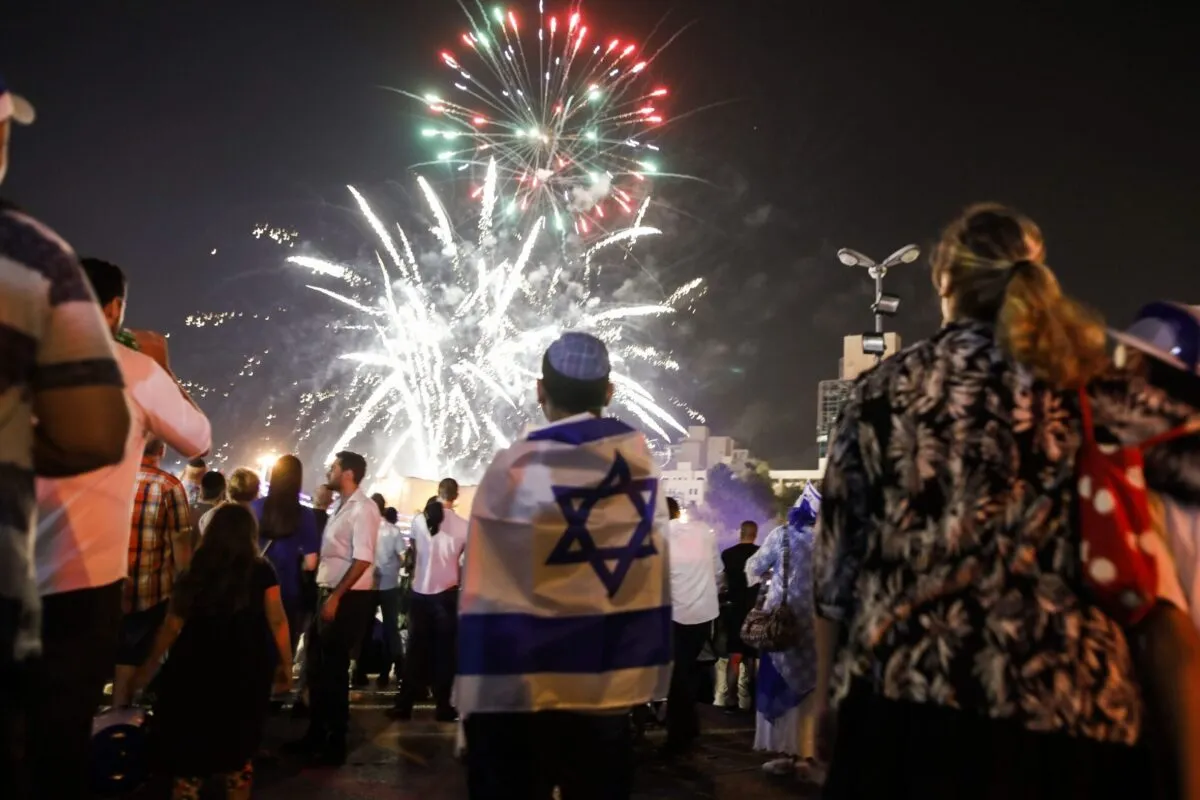Jovens israelenses iniciam as celebrações da ‘independência’ de Israel, no centro de Jerusalém ocupada, em 18 de abril de 2018 [Menahem Kahana/AFP via Getty Images]

