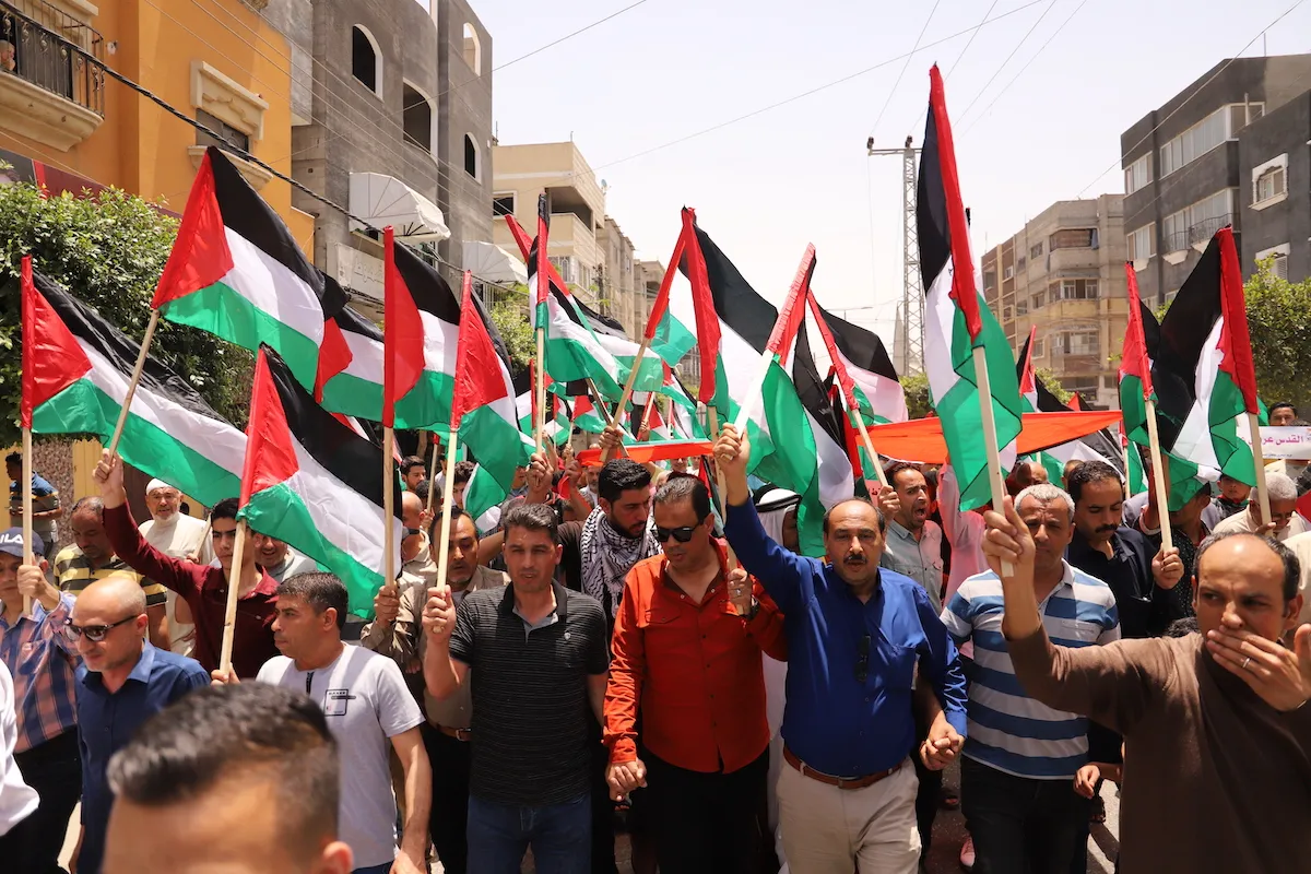 Palestinos em Gaza realizam sua própria ‘Marcha da Bandeira’, em resposta ao ato convocado por colonos de extrema direita em Jerusalém, em 29 de maio de 2022 [Mohammed Asad/Monitor do Oriente Médio]
