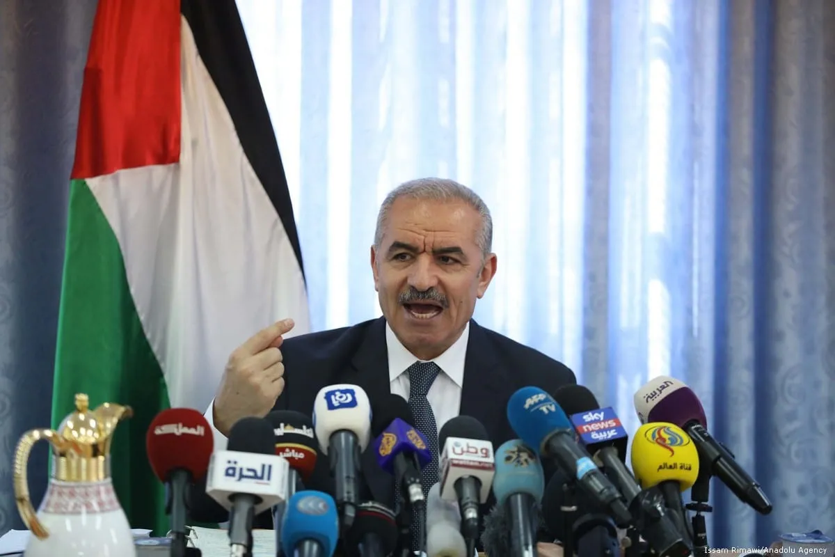 O primeiro-ministro palestino, Mohammad Shtayyeh, lidera a reunião semanal do gabinete na Cisjordânia, em 16 de setembro de 2019 [Issam Rimawi/Agência Anadolu]
