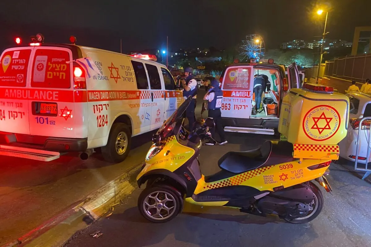 Ambulâncias são encaminhadas ao local de um ataque na cidade israelense de Elad, em 5 de maio de 2022 [Magen David Adom/Agência Anadolu]