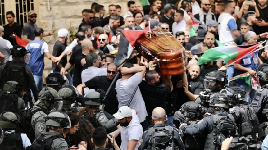 Milhares no funeral de Shireen Abu Akleh, em 14 de maio de 2022 [abna.cc/c3Vc]
