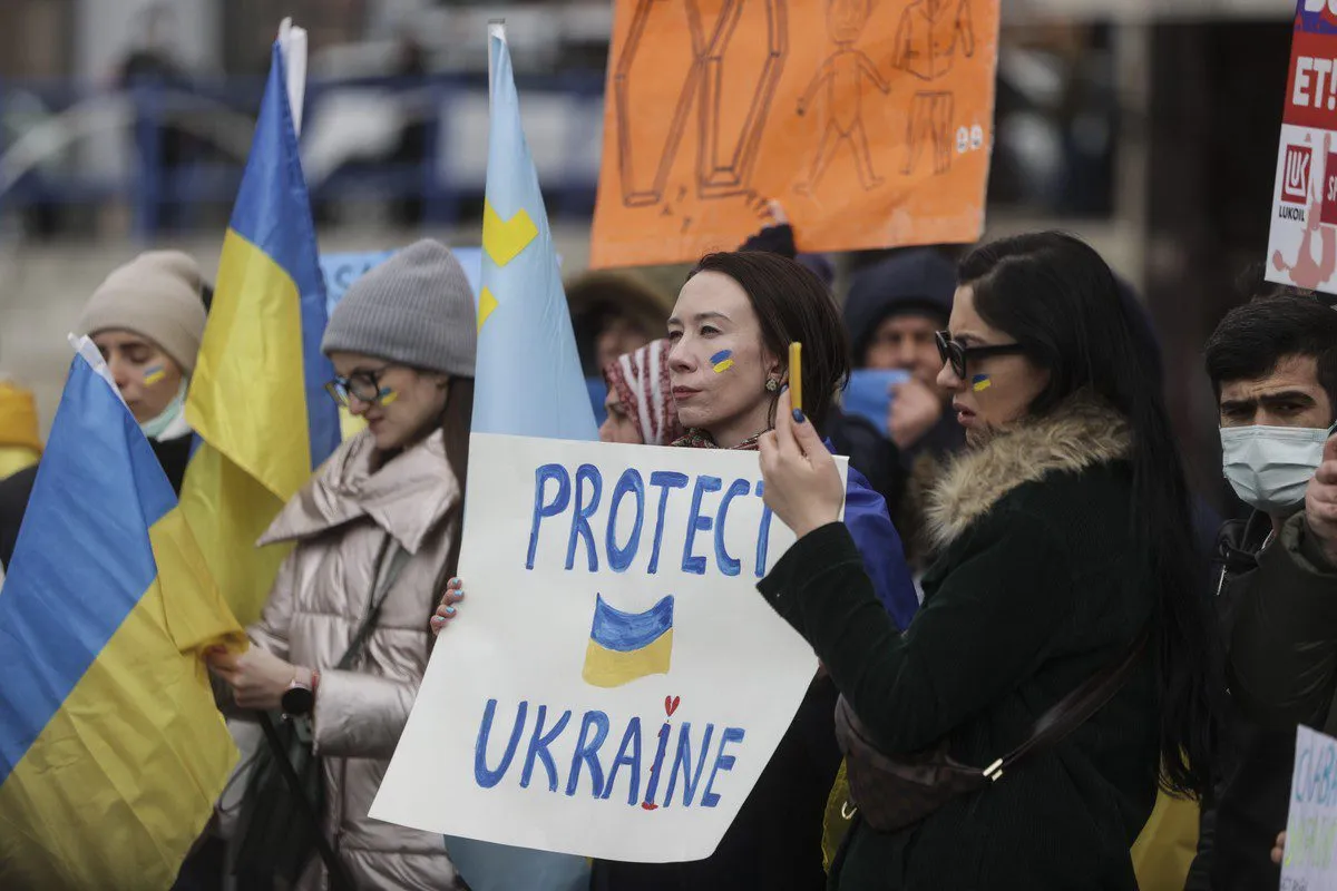 Ucranianos protestan por los ataques contínuos de Rusia a Ucrania frente a la estatua de Ataturk en la plaza de Ulus en Ankara, Turquía, el 12 de marzo de 2022 [Esra Hacioğlu/Anadolu].