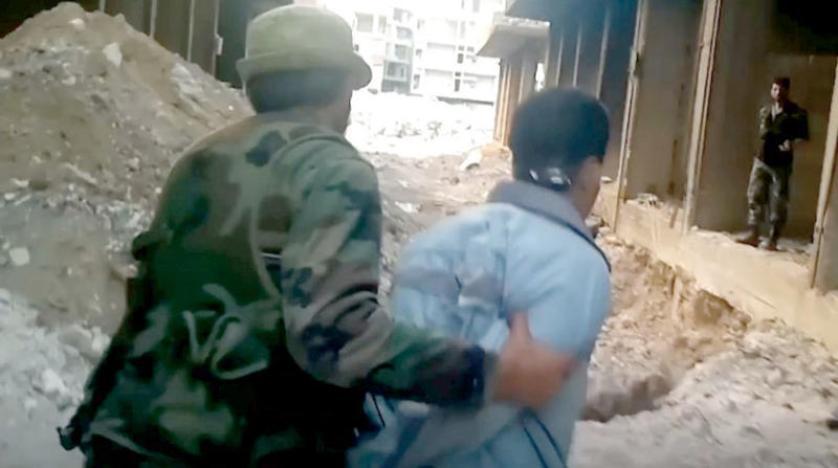 Captura de cena do vídeo do massacre de Tadamon publicado pelo jornal britânico The Guardian
