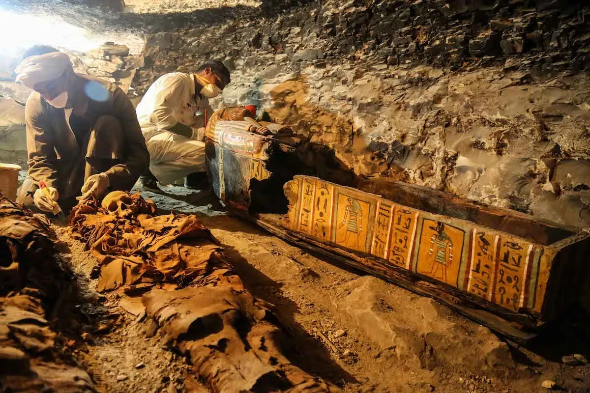 Um arqueólogo egípcio restaura uma tumba de madeira de um ourives chamado Amenemhat da época de Tutankhamu Egito em 9 de setembro de 2017 [Ibrahim Ramadan/Agência Anadolu]
