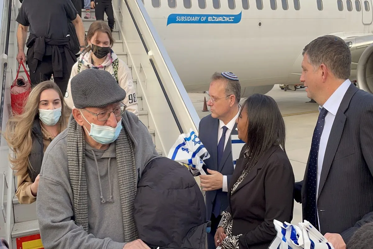 Judeus ucraniano chegam no Aeroporto Internacional Bem Gurion, perto de Tel Aviv, em 6 de março de 2022 [Mücahit Aydemir/Agência Anadolu]
