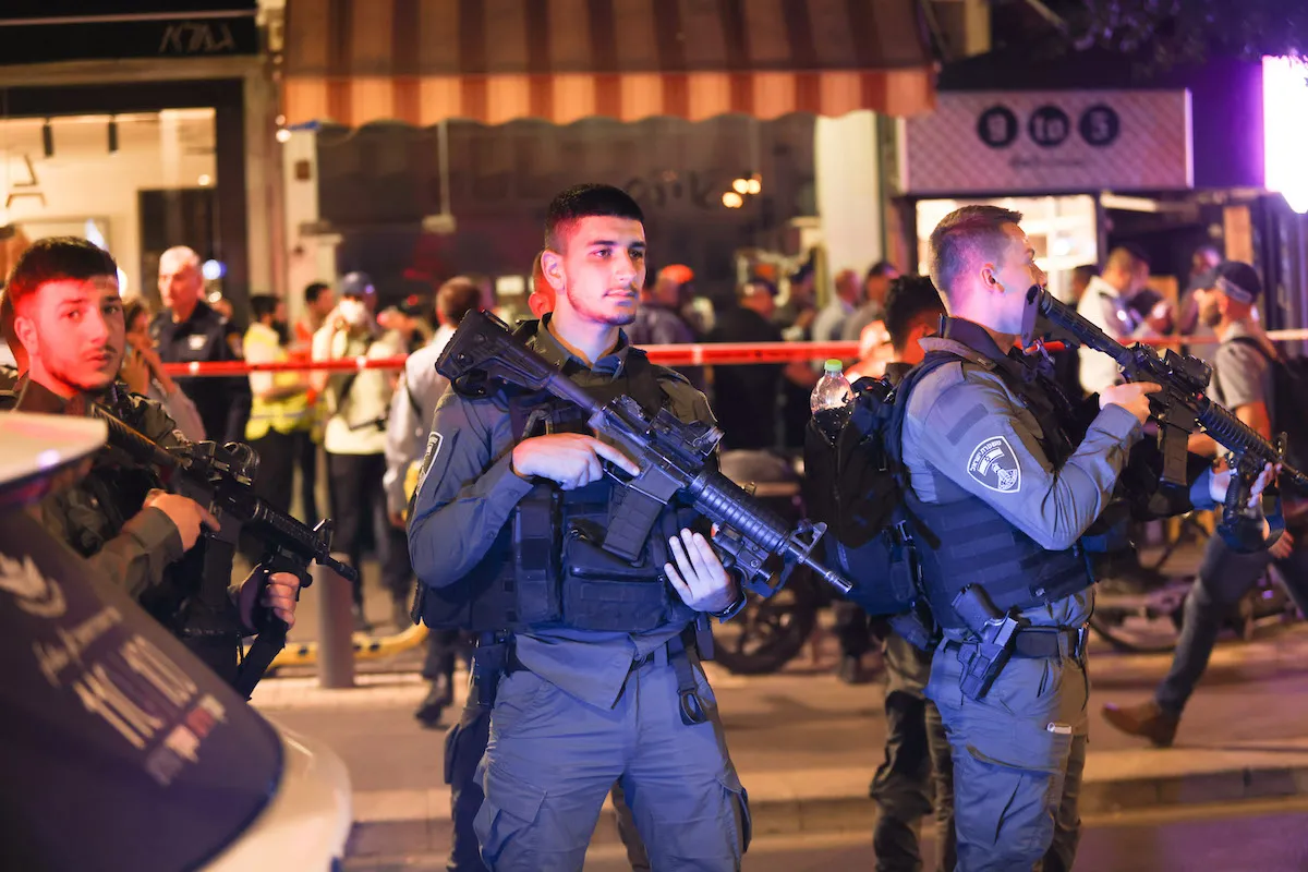 Policiais tomam medidas de segurança na rua Dizengoff após um tiroteio em Tel Aviv, Israel, em 7 de abril de 2022. [Stringer/ Agência Anadolu]
