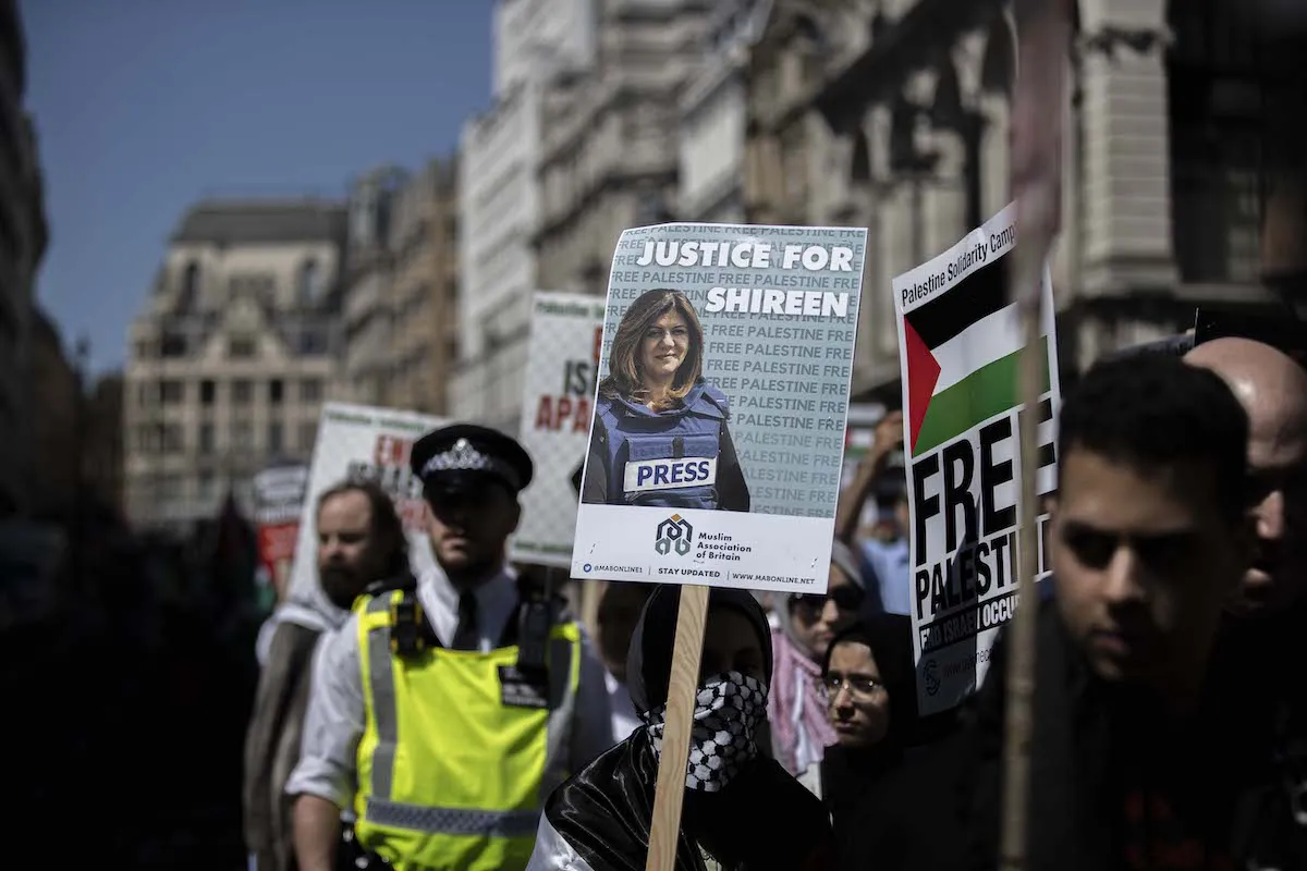 Protesto contra a morte da jornalista da Al Jazeera, Shireen Abu Akleh, que  cobria uma invasão israelense na Cisjordânia, durante eventos que marcam o 74º aniversário do Nakba,  de 1948, também conhecido como Dia da Catástrofe, em Londres, Reino Unido, em 14 de maio de 2022 [Raşid Necati Aslım/Agência Anadolu].
