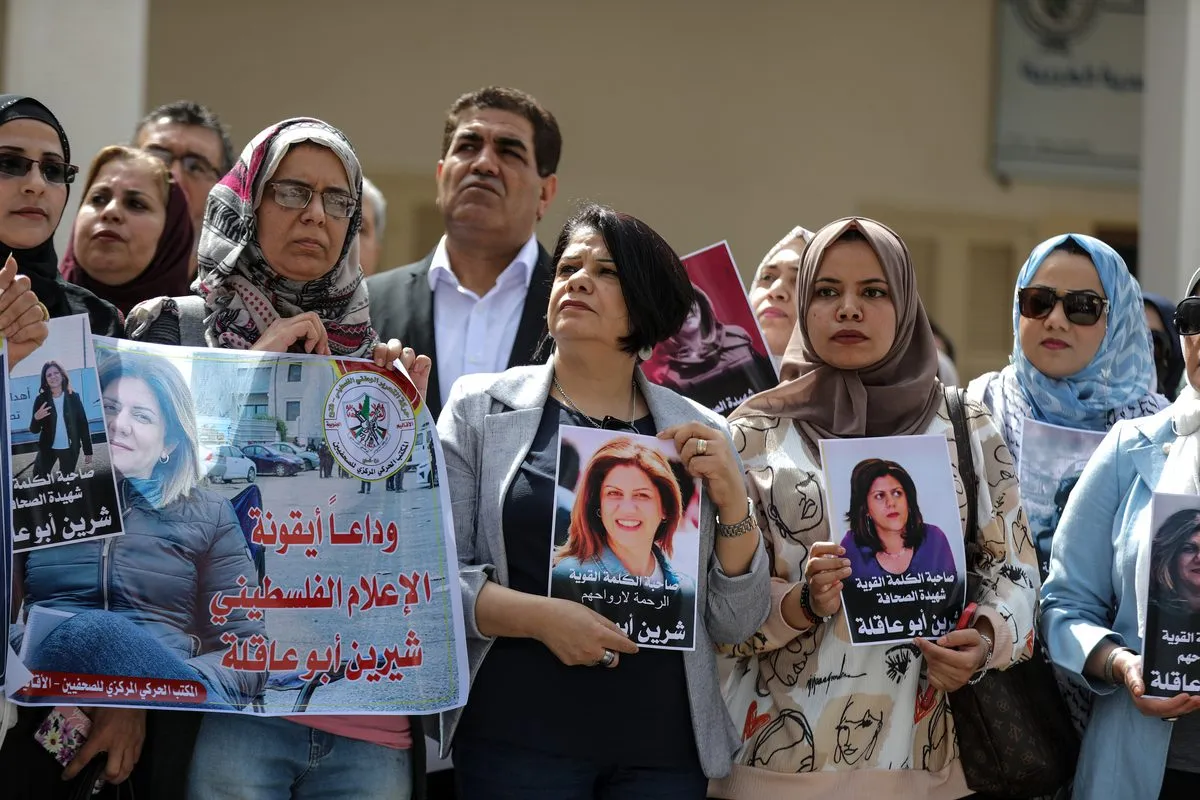 Manifestantes muçulmanos e cristãos se reúnem na Igreja de São Porfírio na Cidade de Gaza, Gaza, em 15 de maio de 2022, a pedido do Sindicato dos Jornalistas Palestinos e do Conselho de Representantes da Igreja Ortodoxa Árabe para protestar em repúdio ao assassinato da jornalista Shireen Abu Akleh por Israel [Ali Jadallah/ Agência Anadolu]
