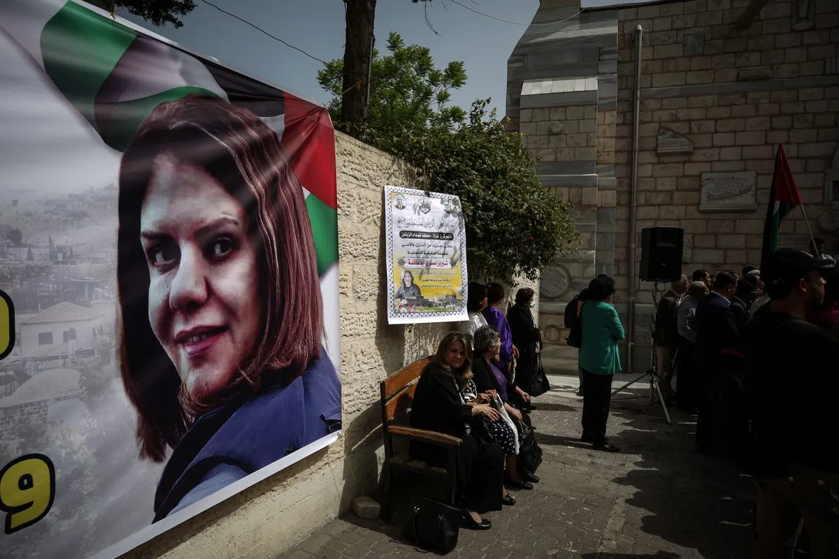 Protesto contra o assassinato do jornalista palestina Shireen Abu Akleh, em frente à Igreja de Santo Porfírio, na Cidade de Gaza, em 15 de maio de 2022 [Ali Jadallah/Agência Anadolu]

