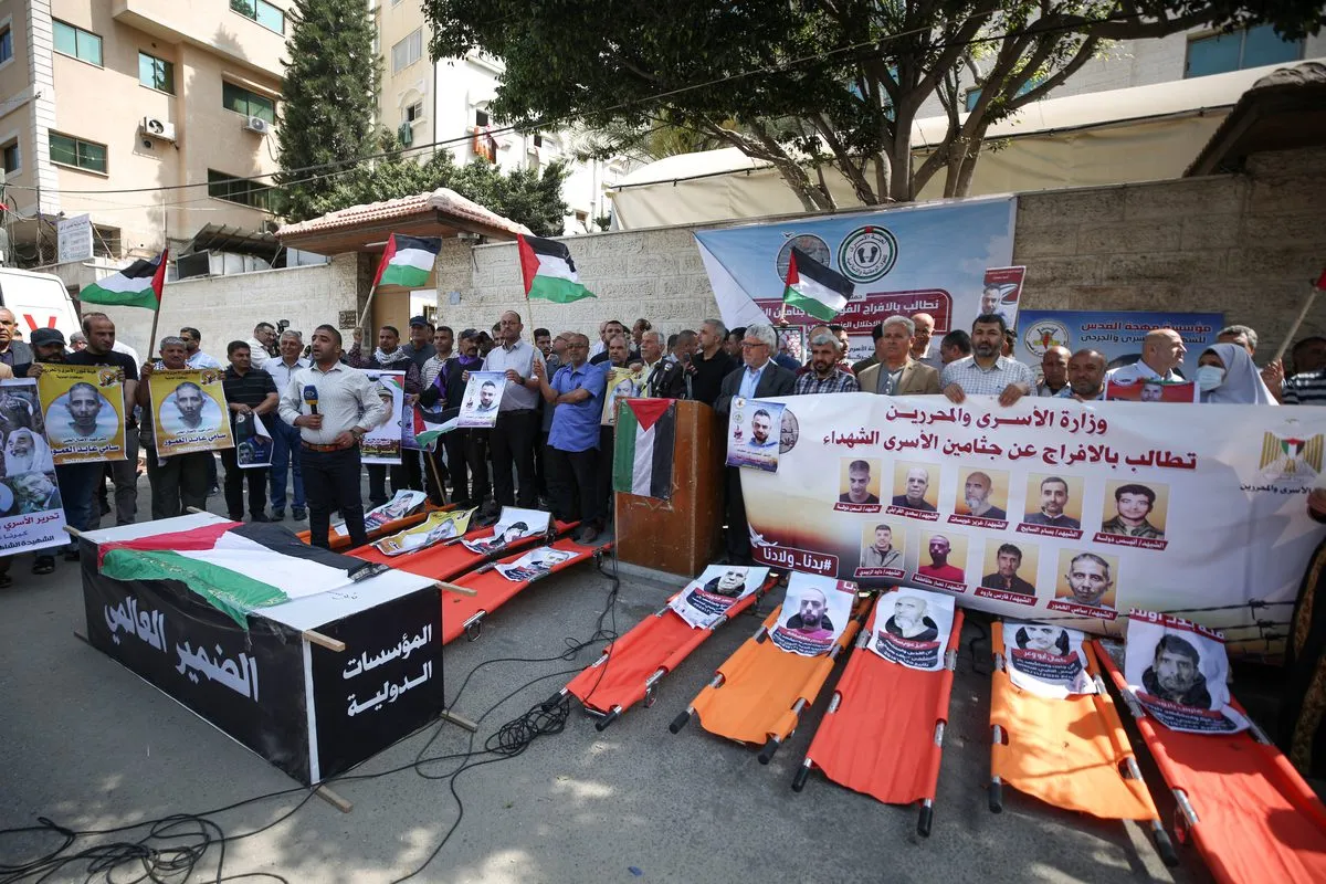 Protesto reivindica que os corpos de prisioneiros palestinos falecidos nas penitenciárias de Israel sejam devolvidos a suas famílias, em frente ao escritório do Comitê Internacional da Cruz Vermelha na Cidade de Gaza, em 23 de maio de 2022 [Ali Jadallah/Agência Anadolu]
