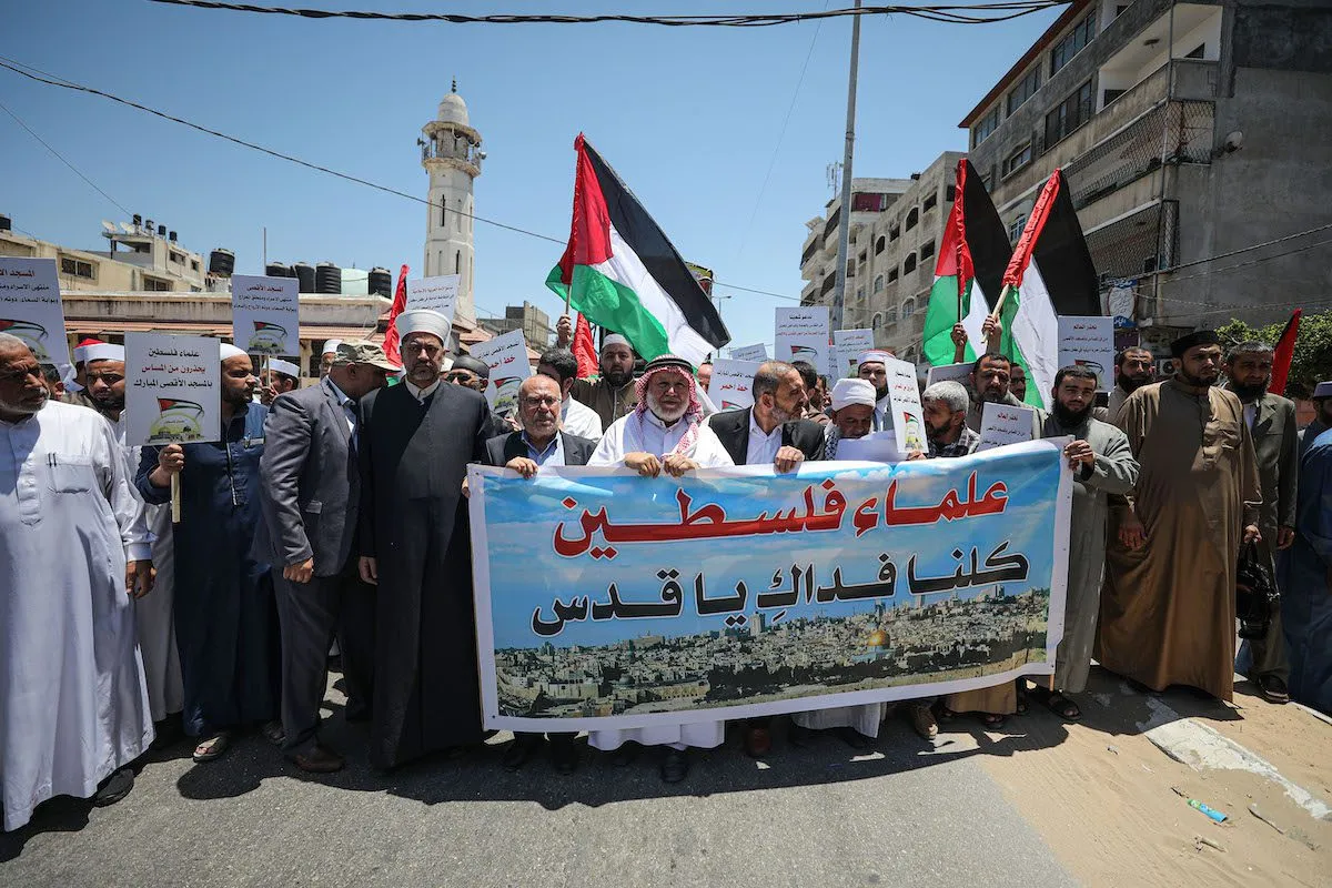 Acadêmicos palestinos fazem um protesto para condenar a decisão do tribunal israelense que permite aos colonos judeus realizar seus rituais religiosos no pátio do complexo Masjid al-Aqsa, na cidade de Gaza, Gaza, em 24 de maio de 2022. [Mustafa Hassona/  Agência Anadolu]
