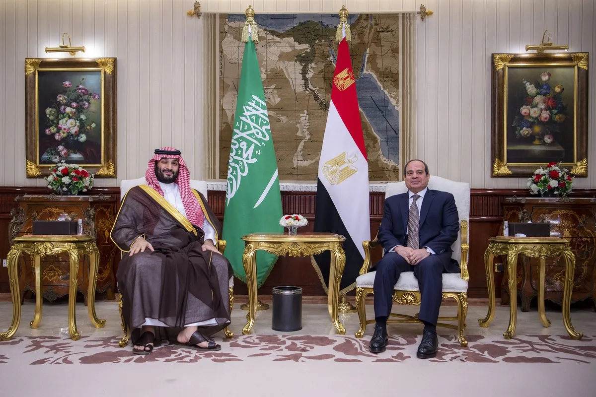 Mohammed bin Salman, príncipe herdeiro e governante saudita, encontra-se com o presidente egípcio Abdel Fattah el-Sisi no Cairo, em 20 de junho de 2022 [Corte Real Saudita/Agência Anadolu]
