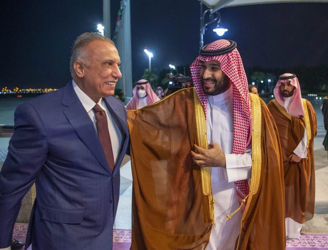 Primeiro-Ministro do Iraque Mustafa al-Kadhimi é recebido por Mohammed bin Salman, príncipe herdeiro da Arábia Saudita, no Aeroporto Internacional Rei Abdulaziz, na cidade de Jeddah, 26 de junho de 2022 [Corte Real Saudita/Agência Anadolu]

