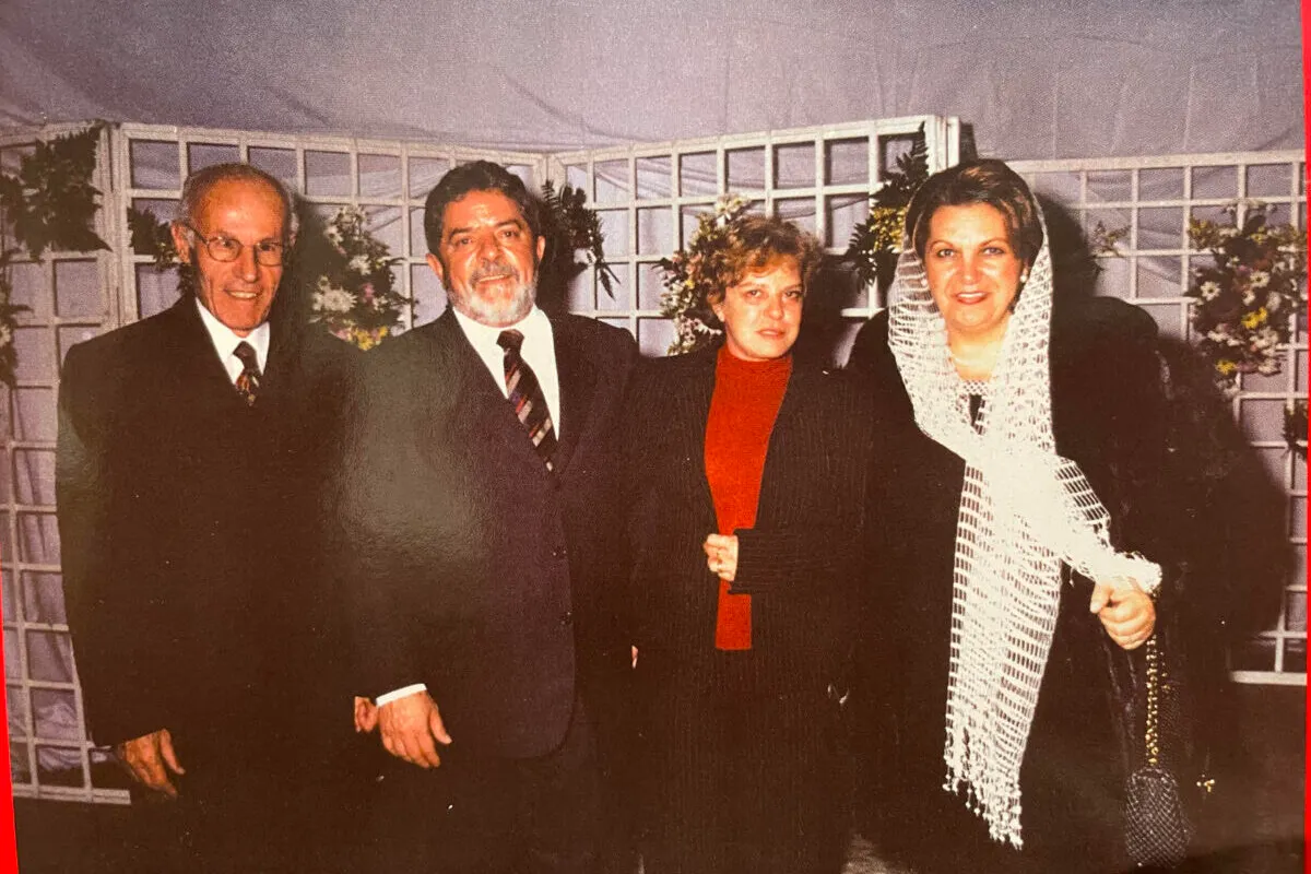 O ex-presidente brasileiro Lula da Silva e sua esposa, hoje falecida, com o presidente da Associação Beneficente Islâmica Mohamad Nassib Mourad e sua esposa. [Arquivo pessoal] 
