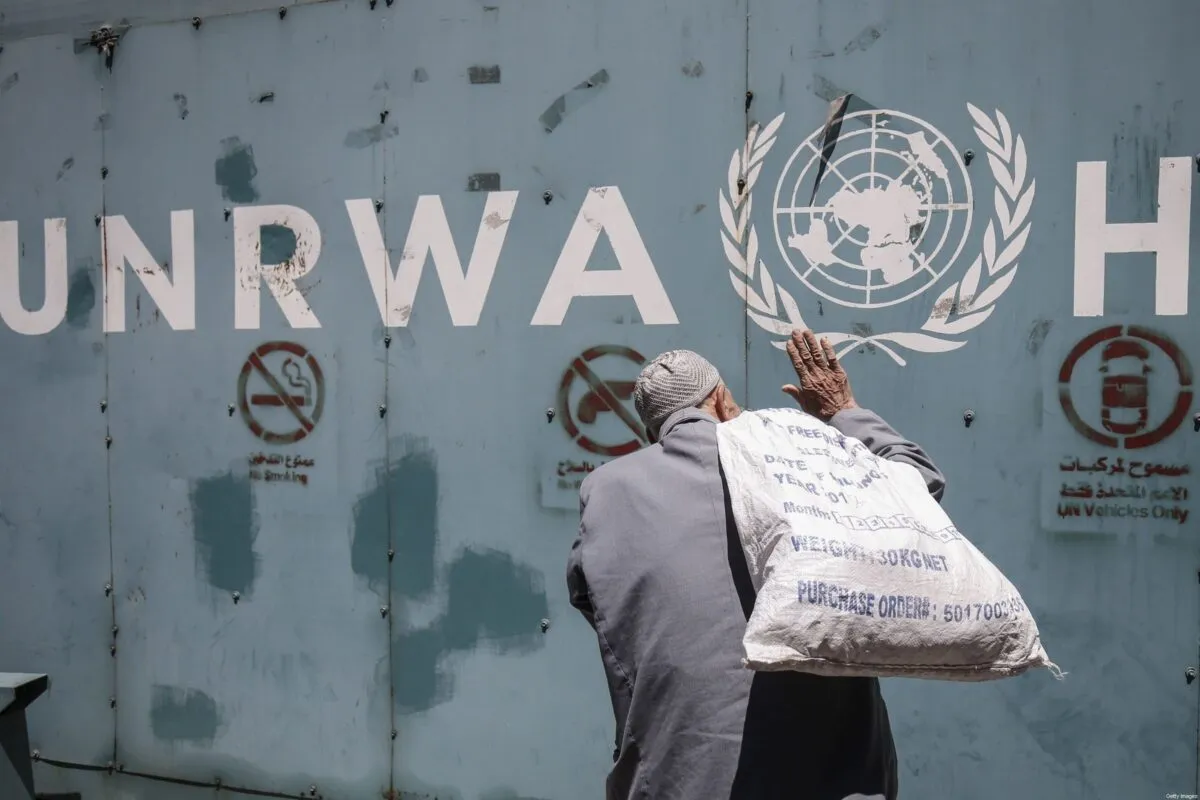 Emblema da Agência das Nações Unidas de Assistência aos Refugiados da Palestina (UNRWA) na Cidade de Gaza, em 31 de julho de 2018 [Said Khatib/AFP/Getty Images]
