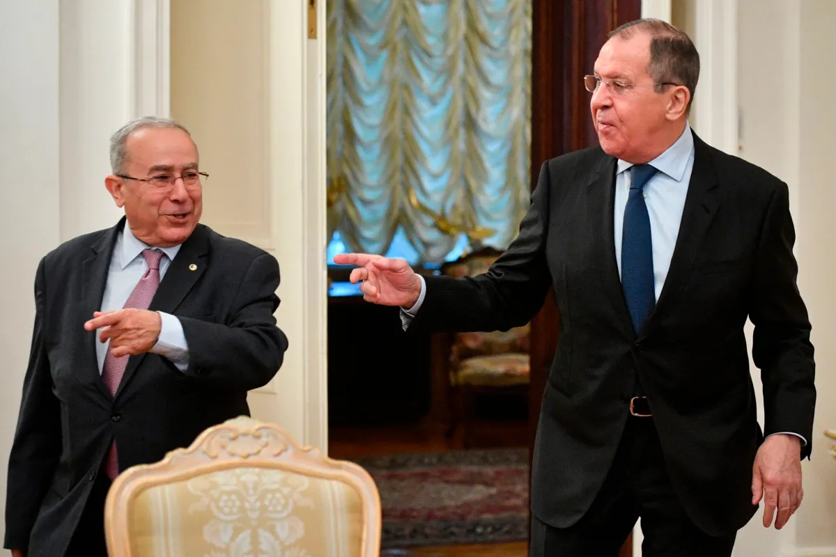 O ministro das Relações Exteriores da Rússia, Sergei Lavrov, se encontra com Ramtane Lamamra, vice-primeiro-ministro da Argélia e conselheiro diplomático do presidente argelino, em Moscou, em 19 de março de 2019. (Alexander Nemenov/ AFP via Getty Images)
