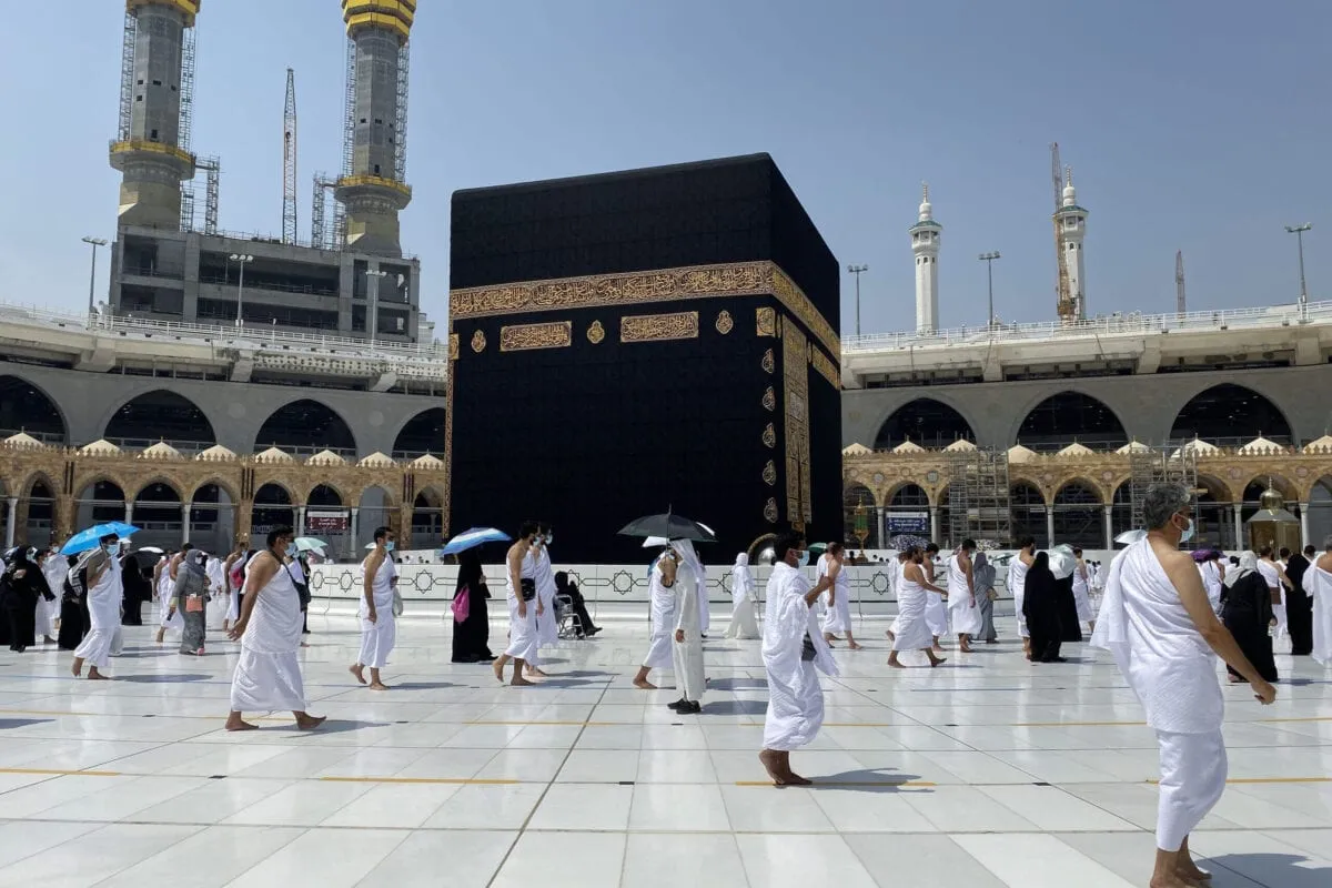 Sauditas e residentes estrangeiros circundam a Kaaba (Tawaf), como parte da peregrinação Umrah, no complexo da Grande Mesquita na cidade sagrada de Makkah, em 4 de outubro de 2020 [Ministério saudita do Hajj e Umra/AFP via Getty Images] r

