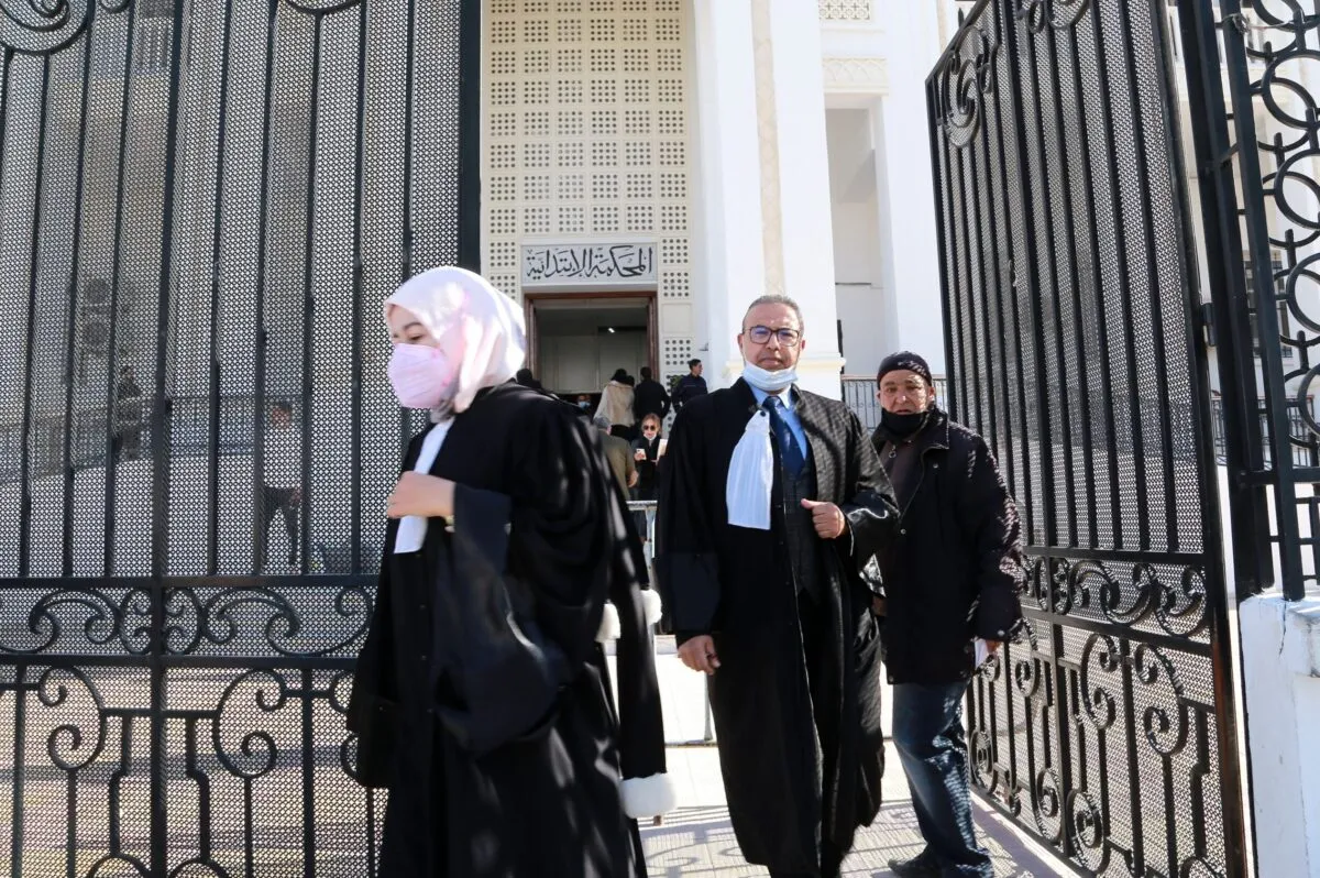 Juízes e cidadãos deixam tribunal de Ariana após anúncio de uma greve judicial na Tunísia, em 9 de fevereiro de 2022 [Anis Mili/AFP via Getty Images]
