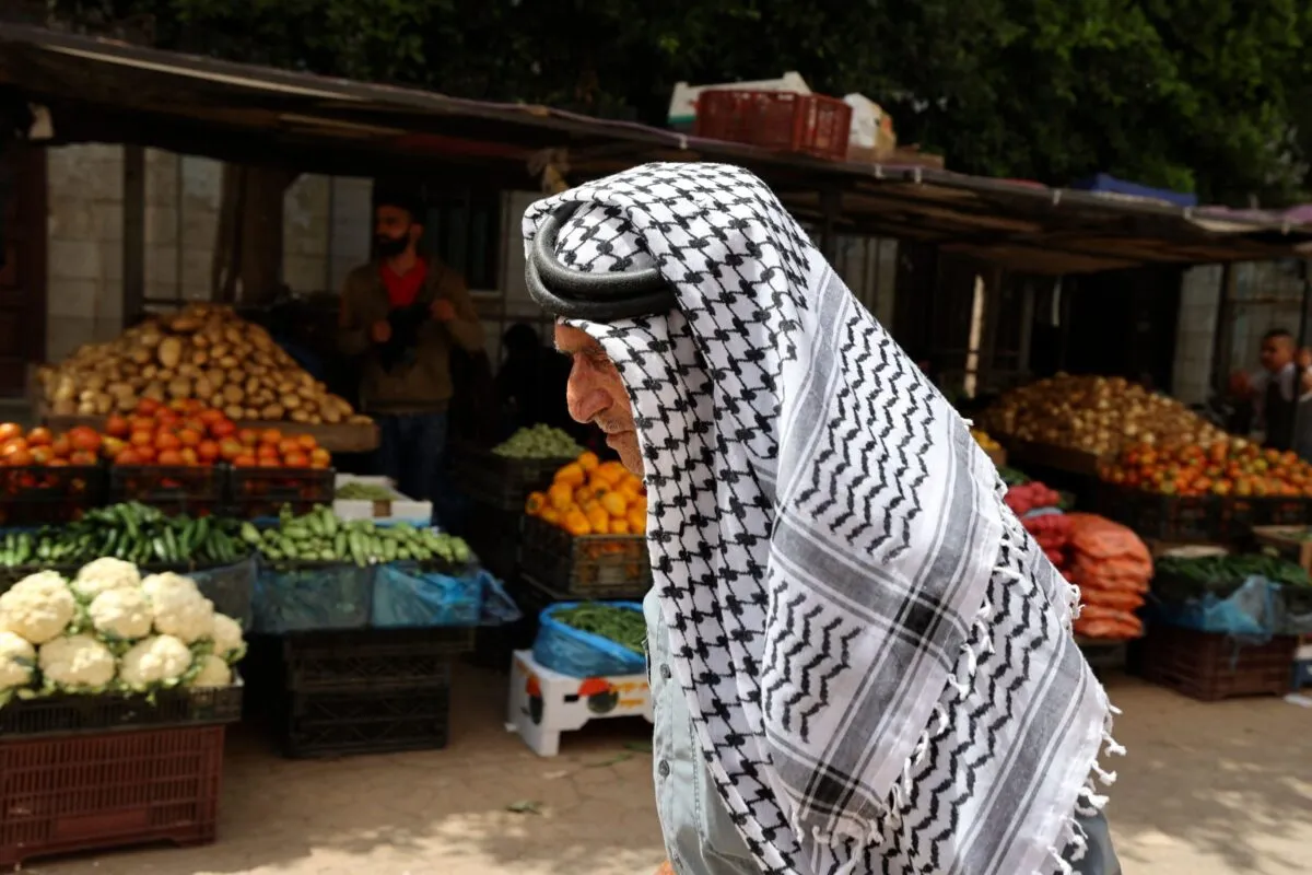 Um idoso palestino é fotografado em um mercado em Jenin, na Cisjordânia ocupada, em 10 de abril, 2022 [Jaafar Shtiyeh/AFP via Getty Images]
