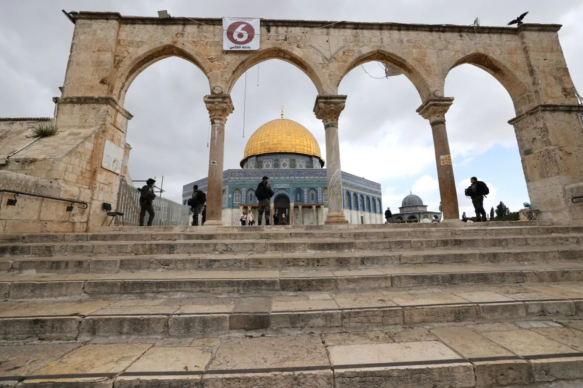 Soldados israelenses montam guarda no complexo de Al-Aqsa, durante incursão de colonos ilegias, em Jerusalém ocupada, 5 de maio de 2022 [Ahmad Gharabli/AFP via Getty Images]
