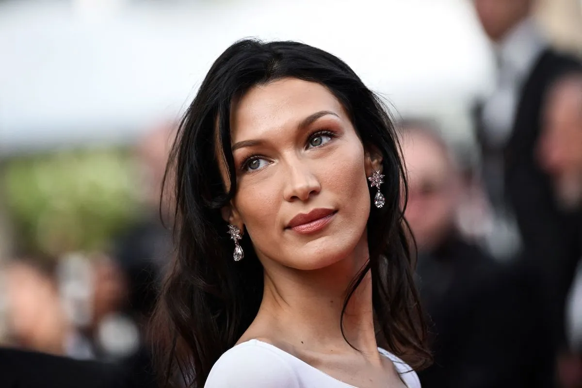 A modelo americana Bella Hadid chega para a exibição do filme "Broker" durante a 75ª edição do Festival de Cinema de Cannes em Cannes, sul da França, em 26 de maio de 2022. [Loic Venance/AFP via Getty Images]
