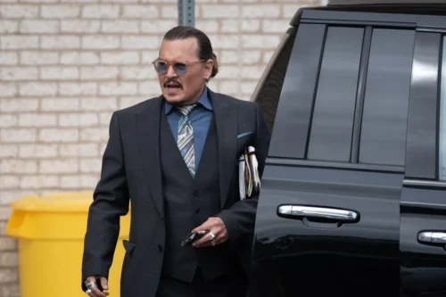 Johnny Depp durante julgamento por difamação contra Amber Heard, na Corte Distrital de Fairfax, Estados Unidos, 25 de maio de 2022 [Cliff Owen/Getty Images]