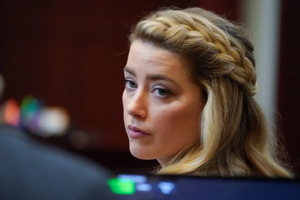 Amber Heard durante julgamento por difamação contra Johnny Depp, na Corte Distrital de Fairfax, Estados Unidos, 27 de maio de 2022 [Steve Helber/AFP/Getty Images]