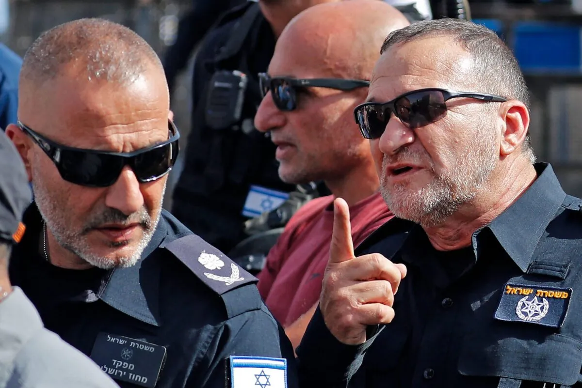 Yaakov Shabtai (à direita), comissário da Polícia de Israel, e Doron David Torgeman, comandante do Distrito de Jerusalém, perto do Portão de Damasco, acesso a Al-Aqsa, em Jerusalém ocupada, 29 de maio de 2022 [Ahmad Gharabli/AFP via Getty Images]

