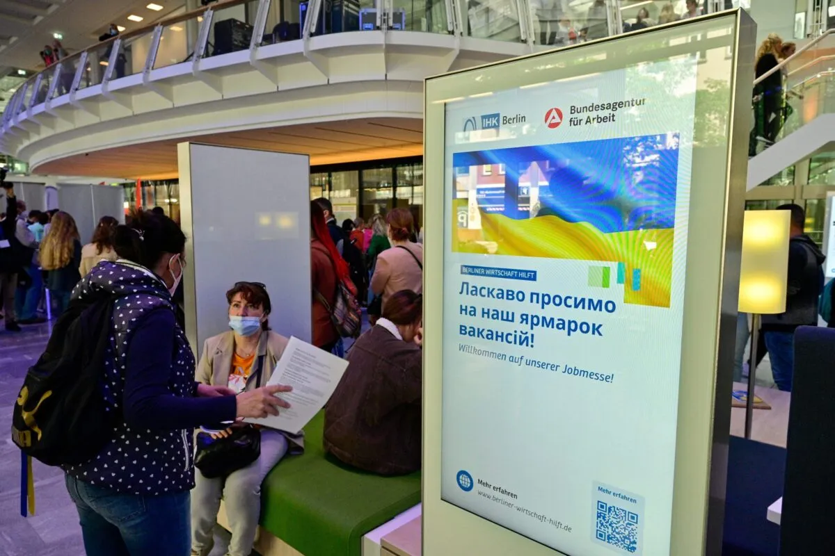 Refugiados da Ucrânia participam de uma feira de empregos em Berlim em 2 de junho de 2022 [John Macdougall/AFP via Getty Images]
