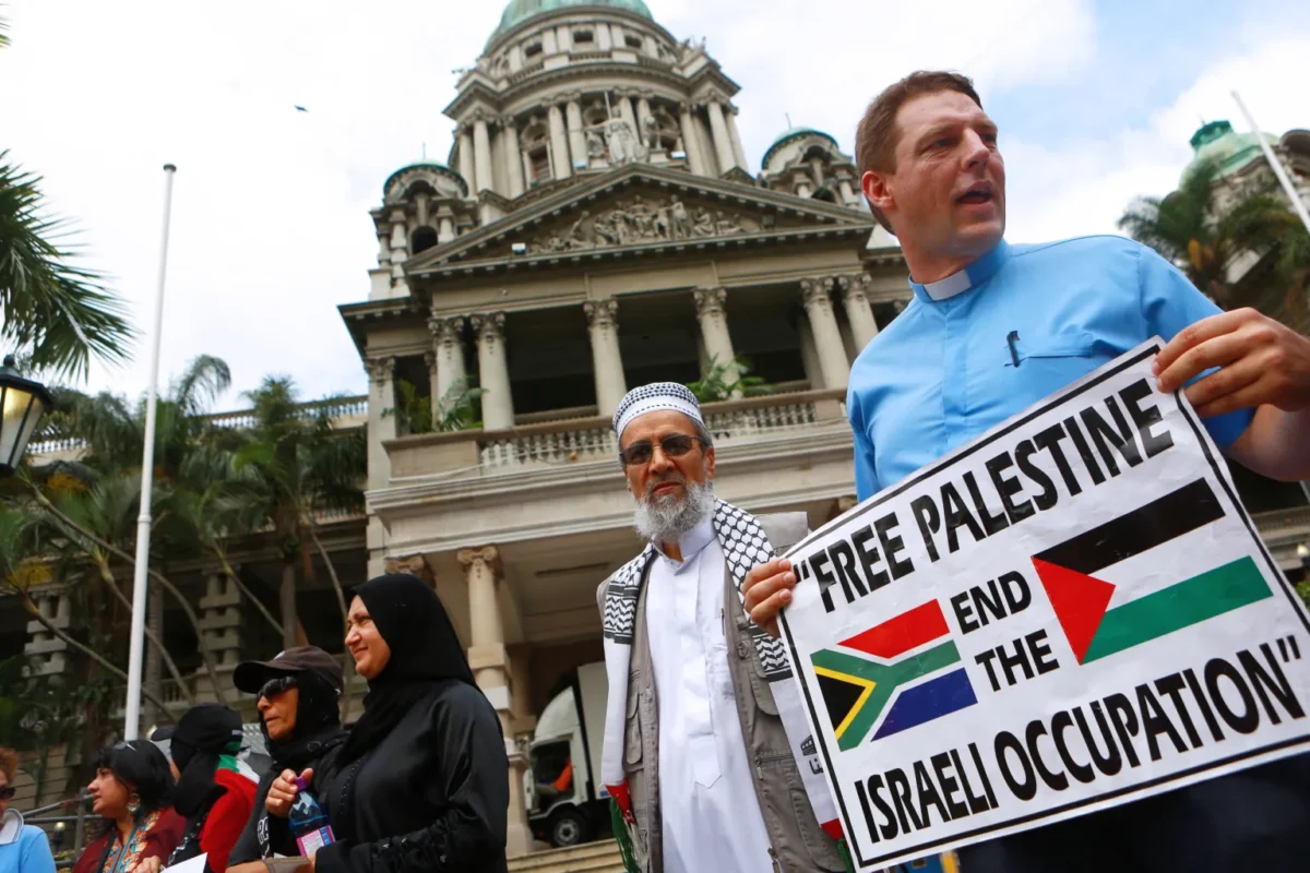 Protesto contra os bombardeios israelenses a Gaza em frente à prefeitura de Durban, na África do Sul, em 16 de novembro de 2012 [Rajesh Jantilal/AFP via Getty Images]