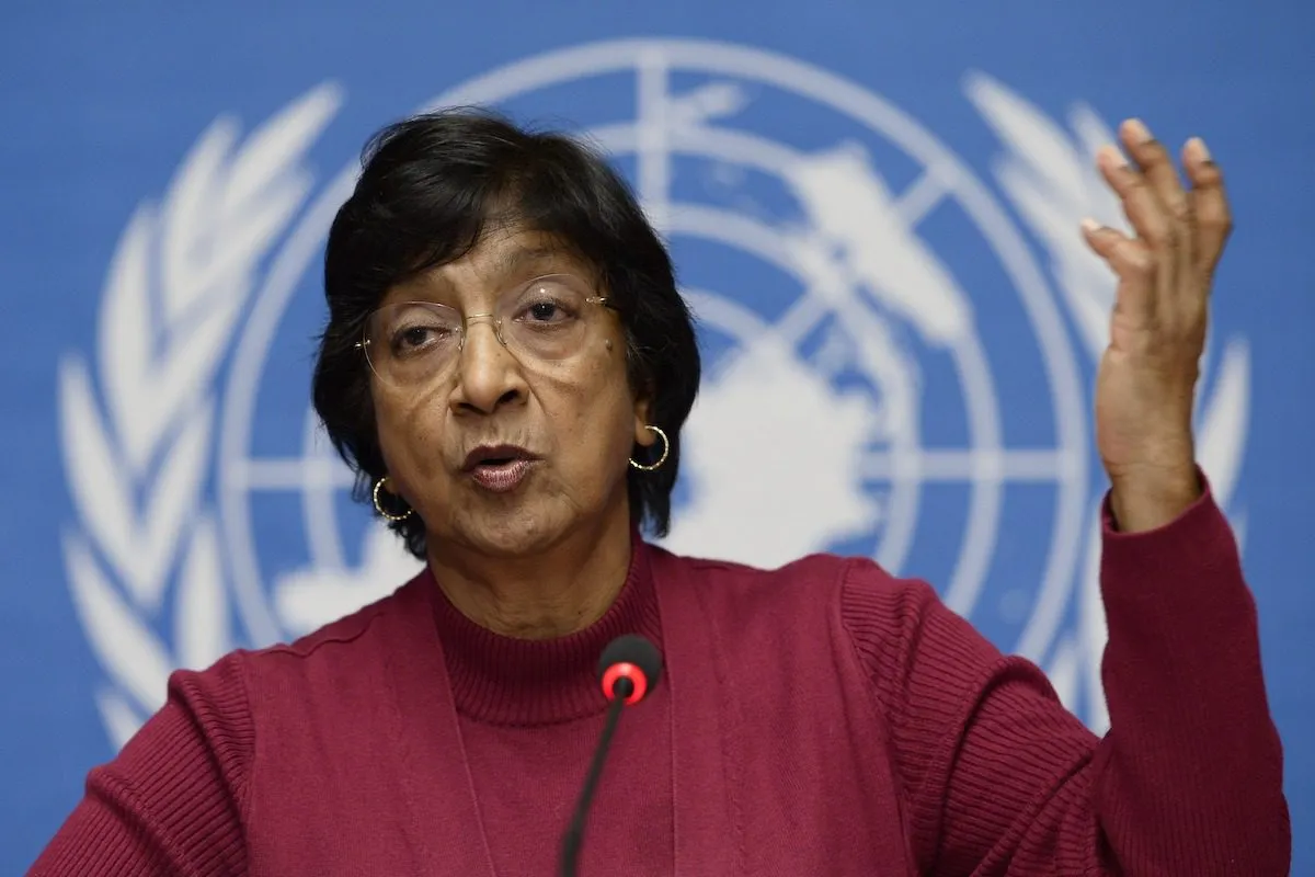 Na conferência de imprensa de 2 de dezembro de 2013, a então Alta Comissária das Nações Unidas para os Direitos Humanos Navi Pillay realizou uma entrevista coletiva nos escritórios das Nações Unidas em Genebra. [FABRICE COFFRINI/AFP via Getty Images]
