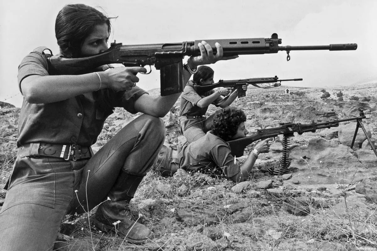Combatentes cristãs do partido falangista Kataeb durante treinamento em uma área entre o porto de Jounieh e a aldeia de Zahle, no oeste do Líbano [Erich Stering/AFP via Getty Images]
