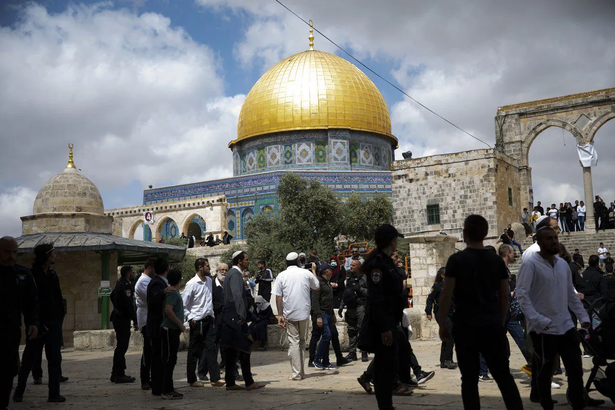 Grupos de assentamentos israelenses invadem a Mesquita de Al-Aqsa, o terceiro local mais sagrado do mundo para os muçulmanos, por ocasião do aniversário de fundação de Israel, em Jerusalém, em 5 de maio de 2022 [Mostafa Alkharouf/Agência Anadolu]
