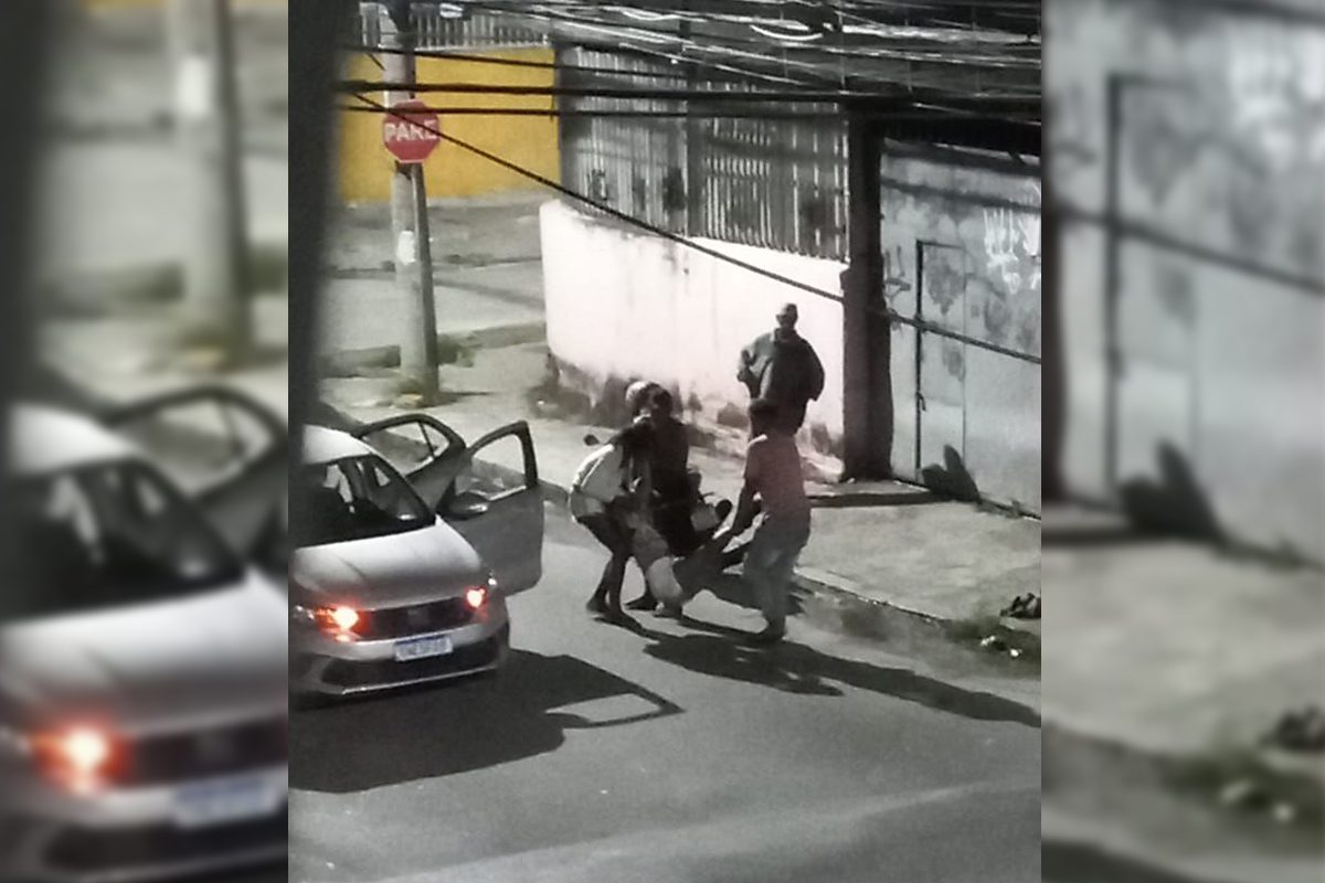 Pessoa ferida sendo socorrida por moradores [Midia 1508/via rede social]
