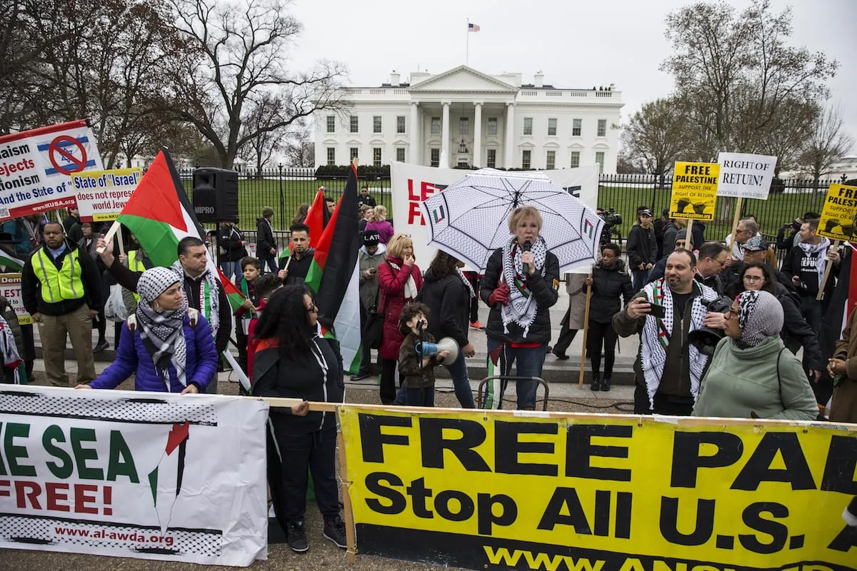 Manifestantes se reúnem em apoio à Palestina fora da Casa Branca durante a conferência anual do American Israel Public Affairs Committee (AIPAC) em Washington, EUA, em 26 de março de 2017. [Samuel Corum - Agência Anadolu]
