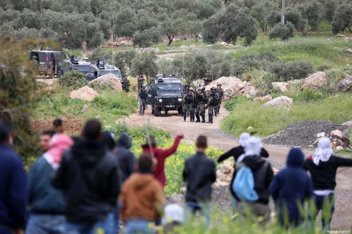 Forças israelenses reprimem protesto contra obras de um assentamento ilegal em terras palestinas, em Ramallah, na Cisjordânia ocupada, 29 de março de 2019 [Issam Rimawi/Agência Anadolu]
