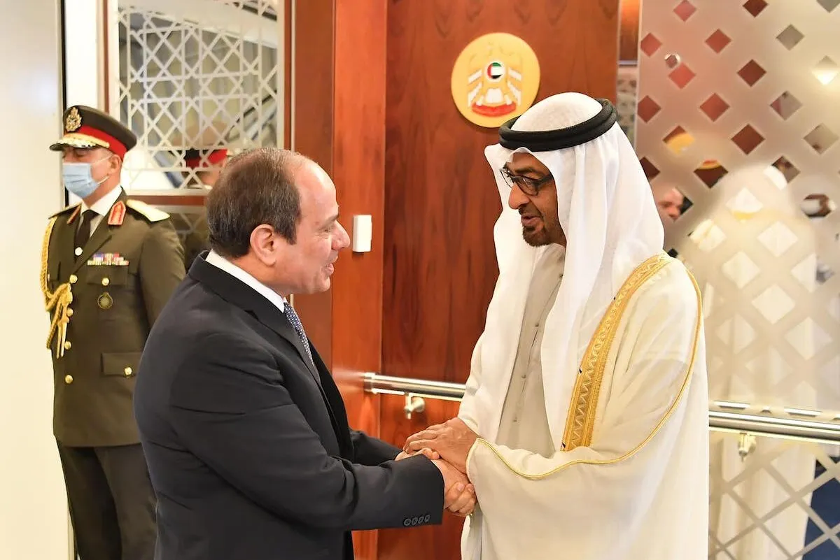 Presidente do Egito Abdel Fattah el-Sisi encontra-se com Mohammed bin Zayed al-Nahyan, príncipe herdeiro e governante de facto dos Emirados Árabes Unidos (EAU), em Dubai, 26 de janeiro de 2022 [Presidência do Egito/Agência Anadolu]
